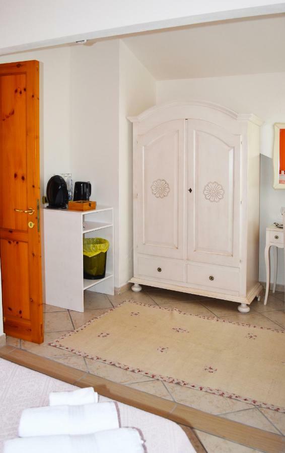 Casa Vacanza Porto Frailis Gia Porto Frailis B&B Арбатакс Екстер'єр фото