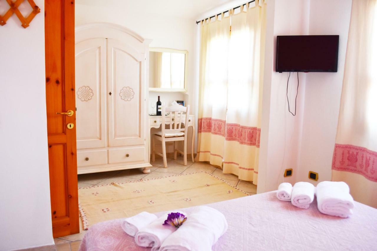 Casa Vacanza Porto Frailis Gia Porto Frailis B&B Арбатакс Екстер'єр фото