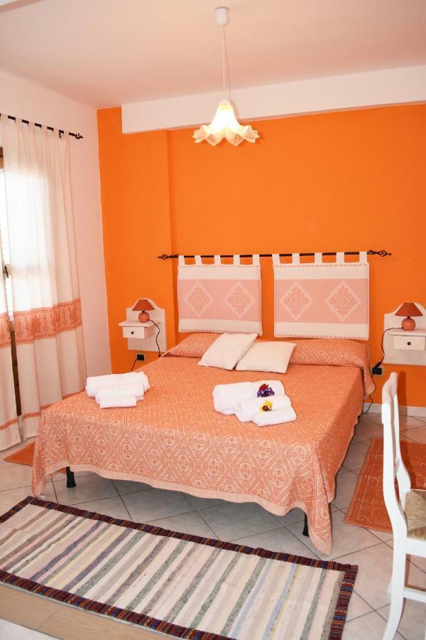 Casa Vacanza Porto Frailis Gia Porto Frailis B&B Арбатакс Екстер'єр фото
